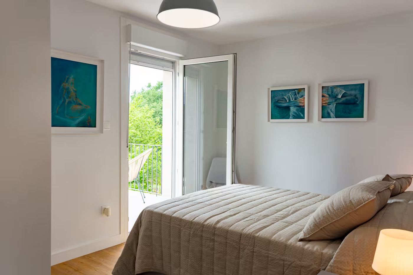 Habitación principal con balcón — casa rural O Fogar do Ciprés Galicia