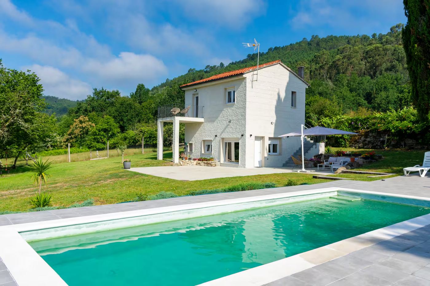 Vista aérea de O Fogar do Ciprés — casa rural con piscina privada Galicia