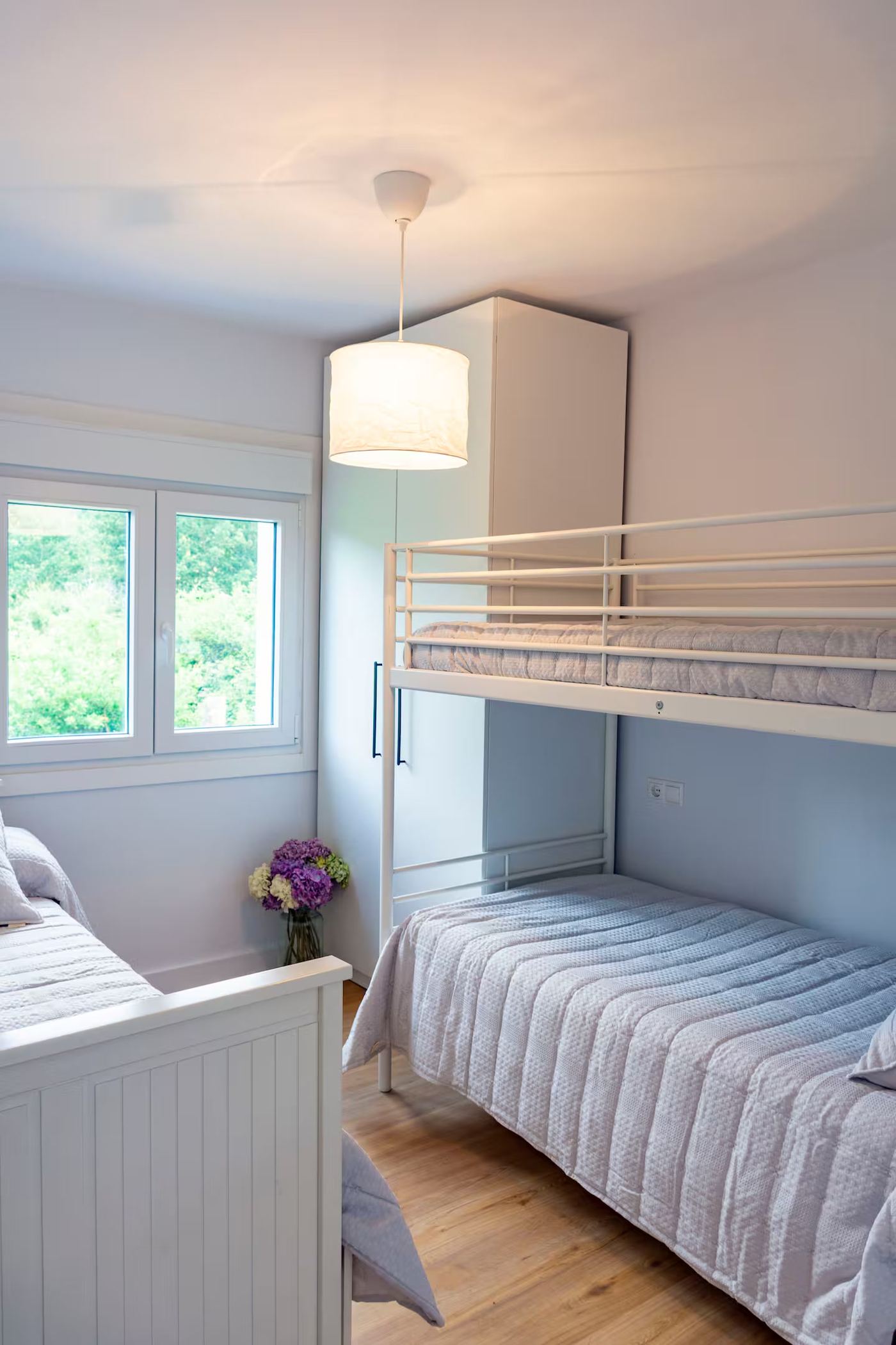 Habitación triple con literas — casa rural Galicia hasta 7 personas