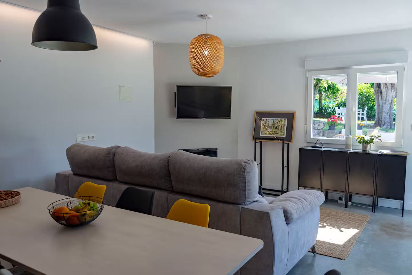 Salón TV chimenea