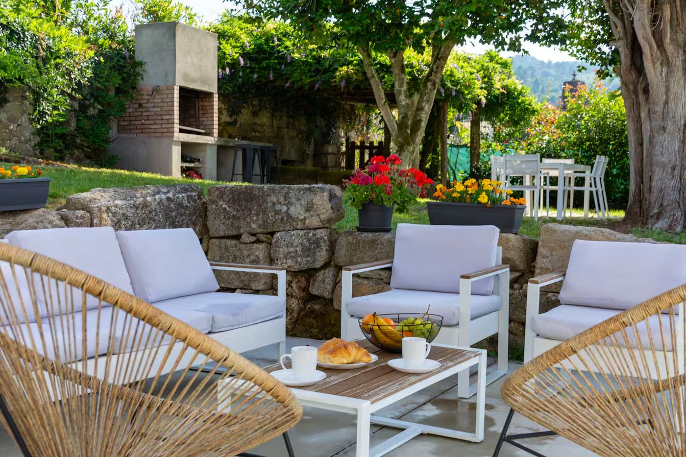 Zona barbacoa y terraza exterior — alquiler casa rural O Fogar do Ciprés
