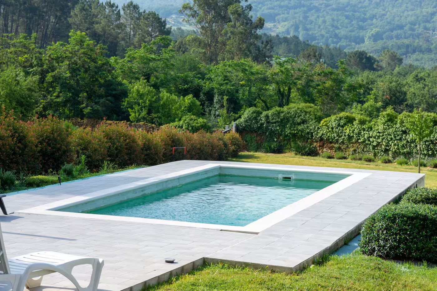 Piscina privada con monte