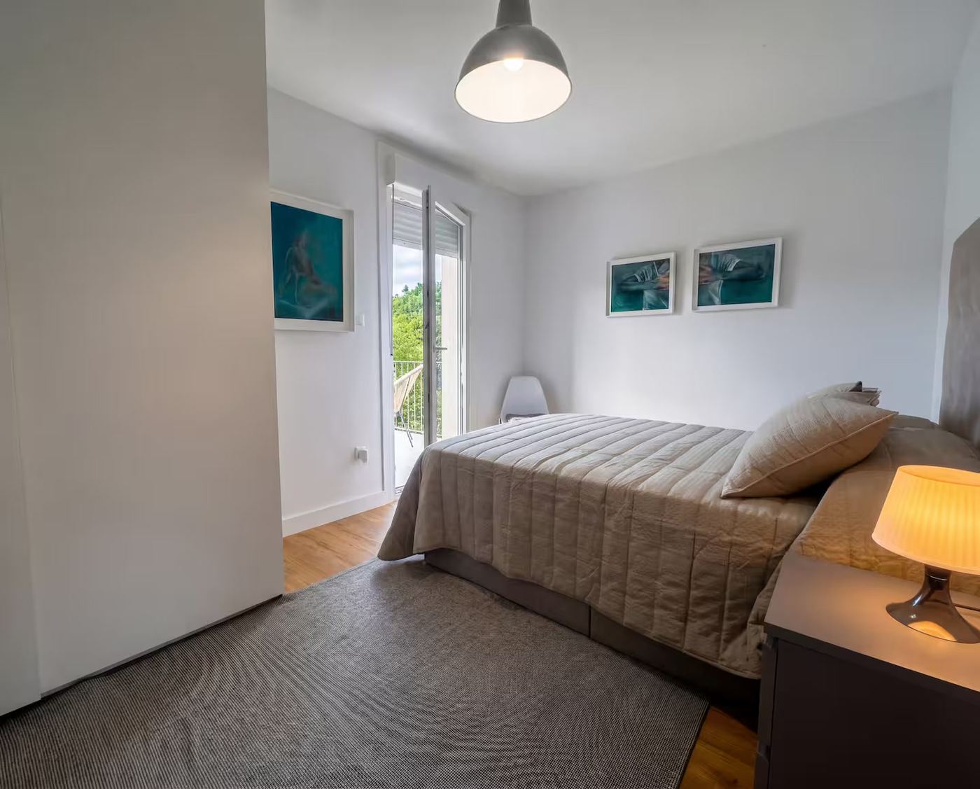 Habitación principal luminosa — casa rural con piscina en Galicia