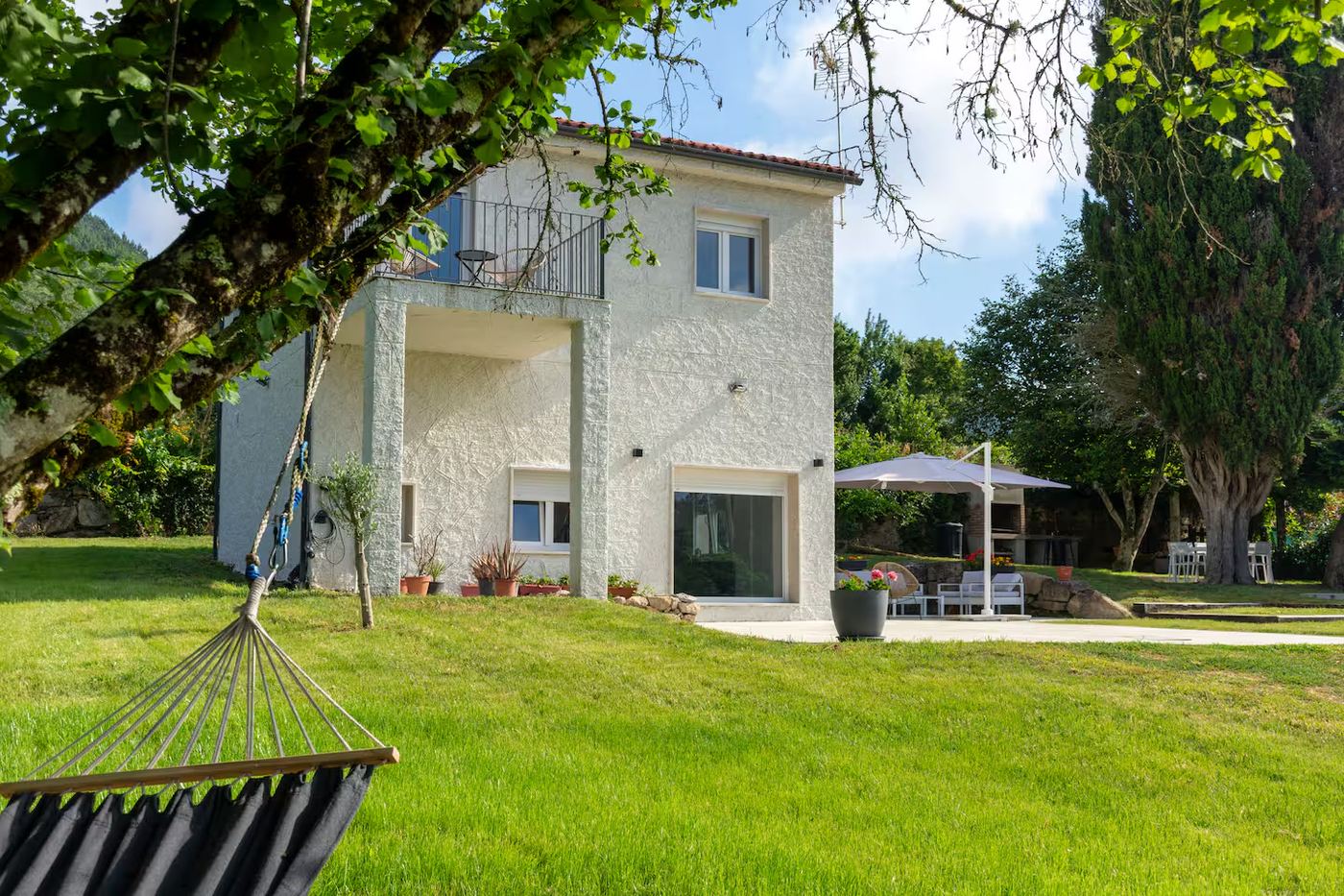 Exterior casa con hamaca