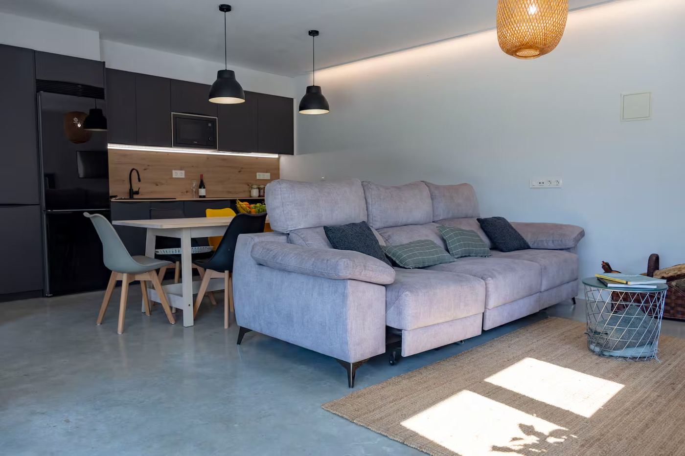 Salón y cocina abierta de la casa rural con piscina en Galicia