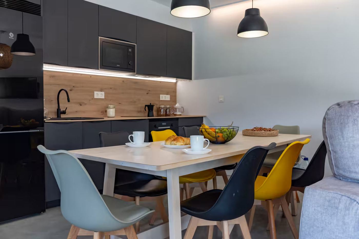 Cocina y comedor moderno de la casa rural con piscina en Galicia