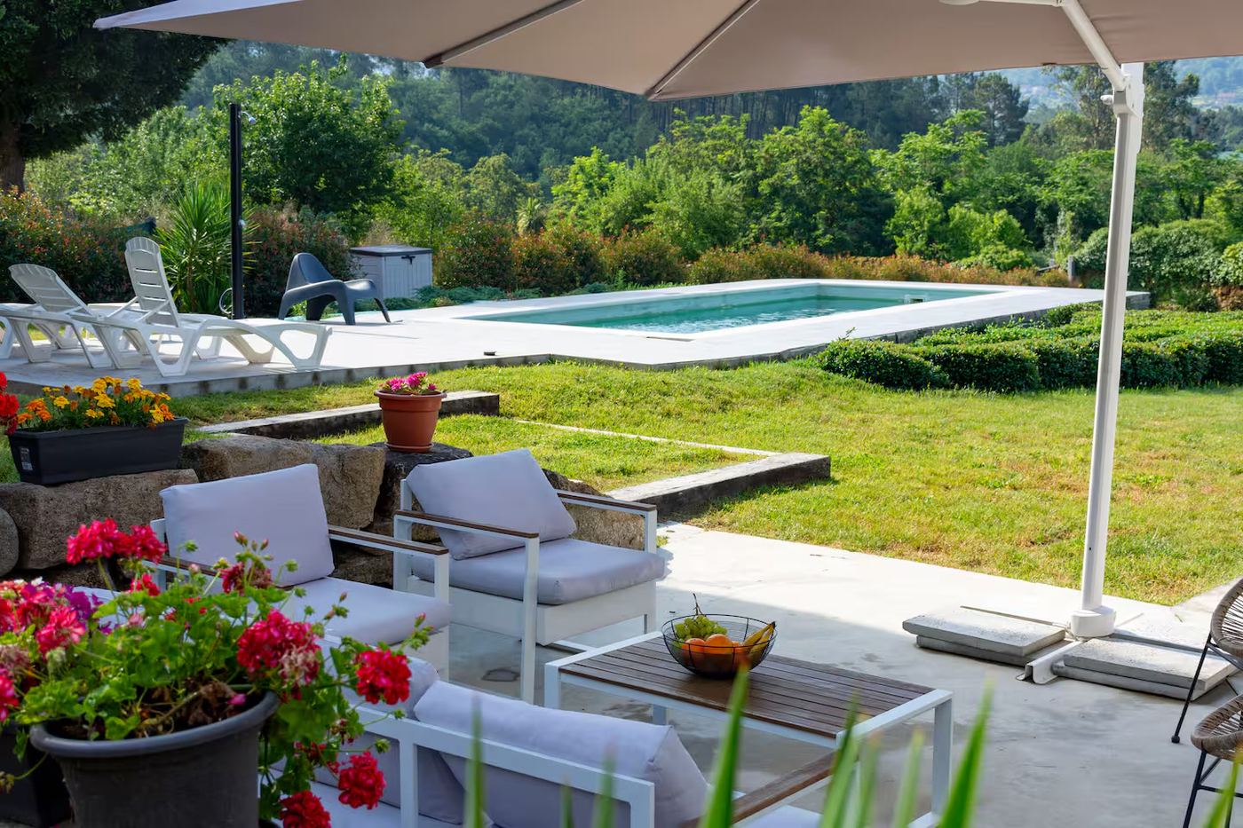 Zona lounge y piscina privada de la casa rural en Galicia